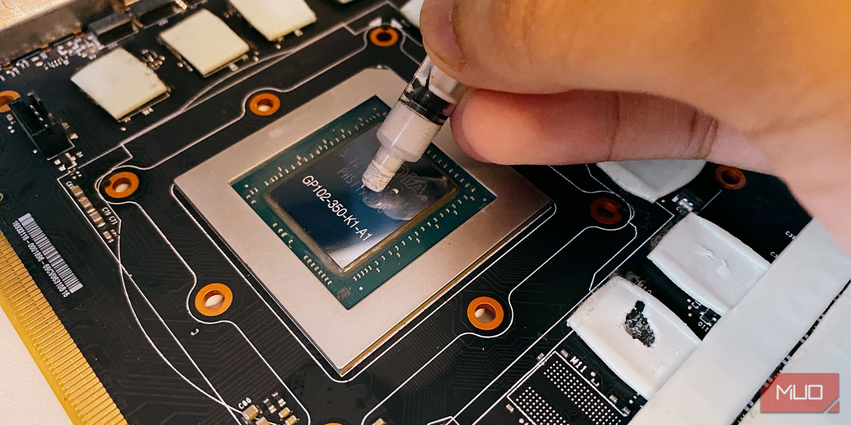 /vi/images/applying-thermal-paste-on-gpu-die.JPG