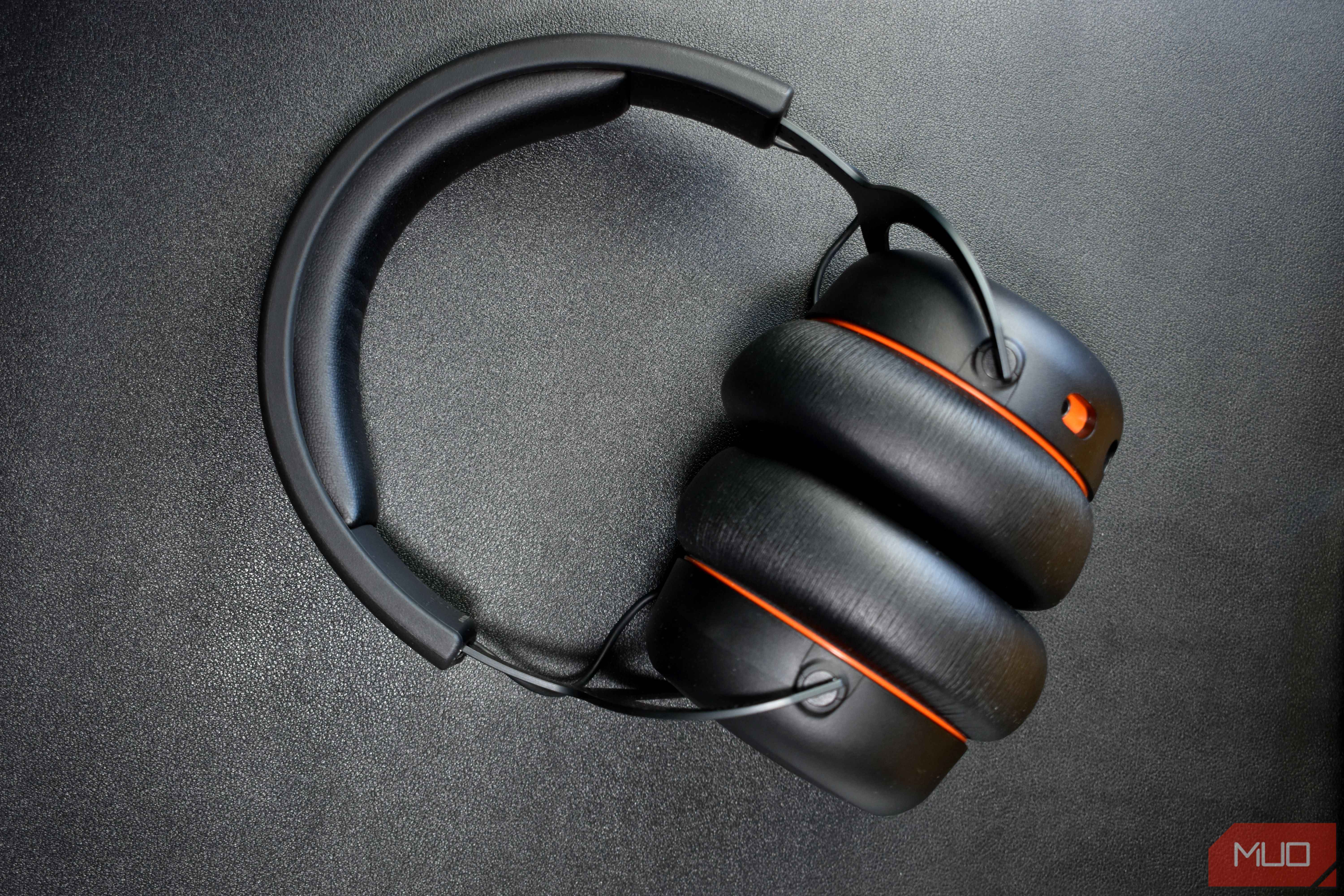 /vi/images/beyerdynamic-mmx-200-top-down-view-with-orange-accents.jpg