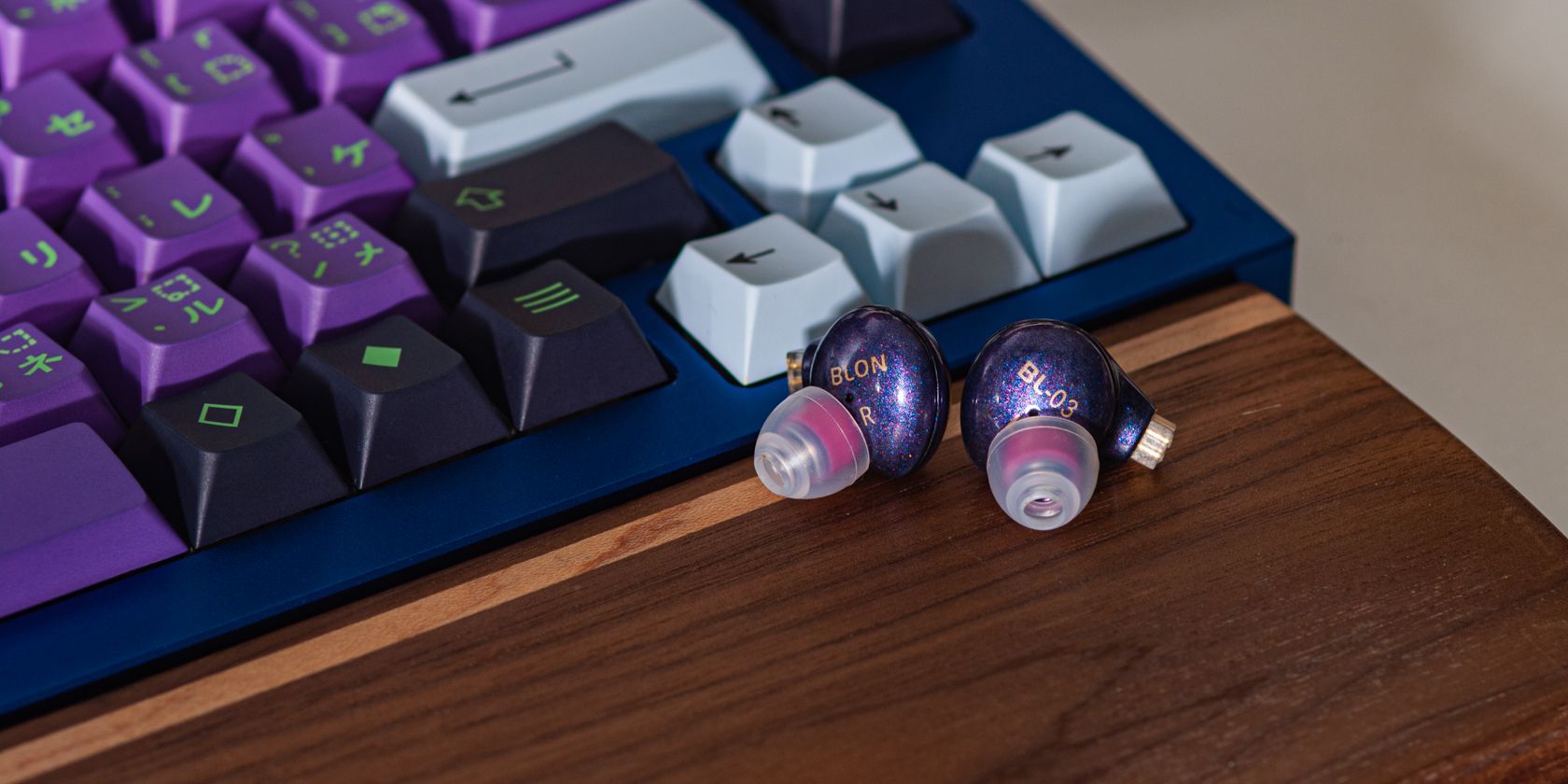 /vi/images/blon-bl03-earphones-on-keyboard-wrist-rest.JPG