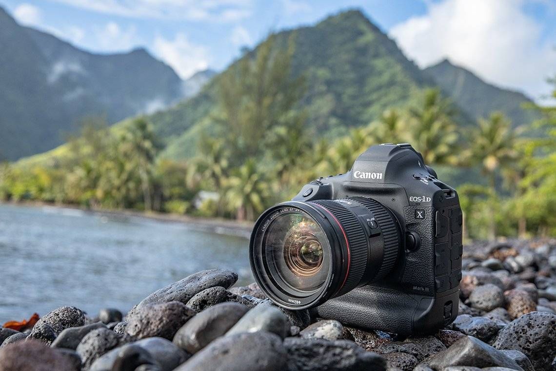 /vi/images/canon-eos-1d-x-mark-iii-on-a-rock-with-a-scenic-background.jpeg