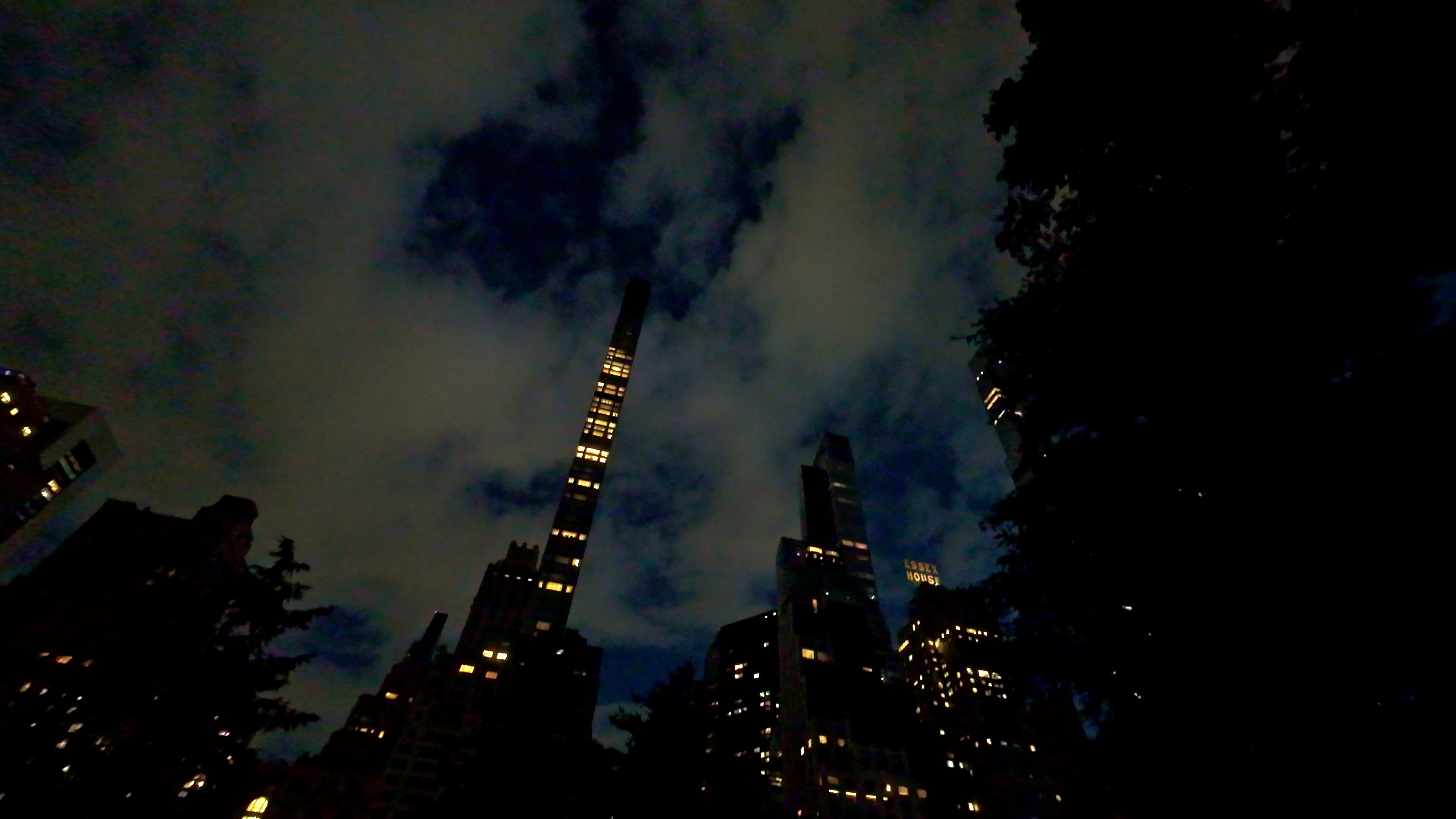 /vi/images/dji-osmo-action-4-low-light-skyline.jpg /vi/images/dji-osmo-action-4-low-light-skyline.jpg