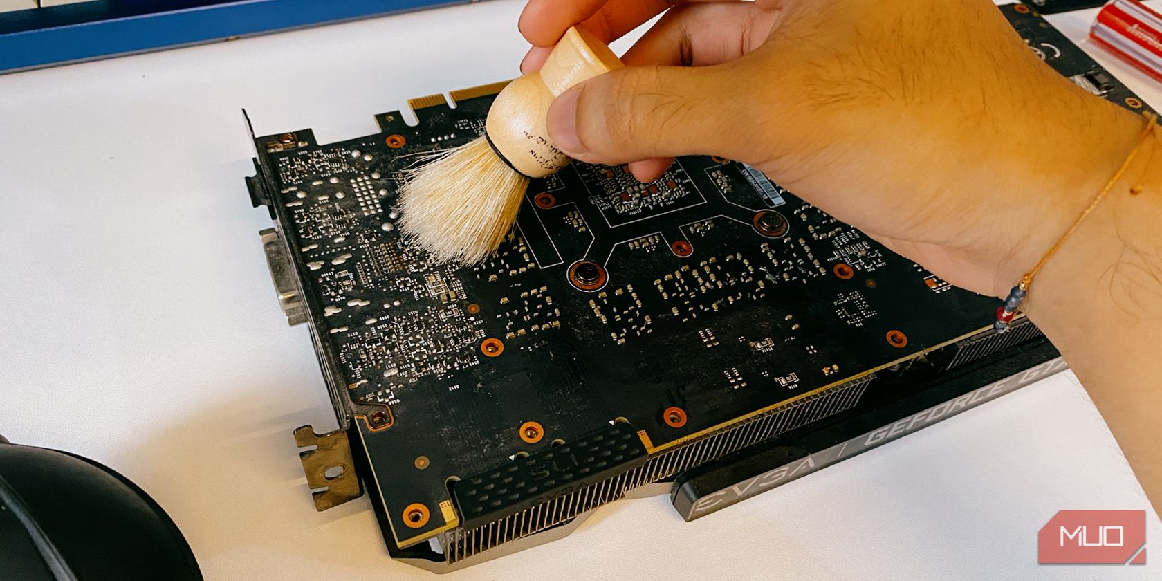 /vi/images/dusting-off-graphics-card-backside.JPG