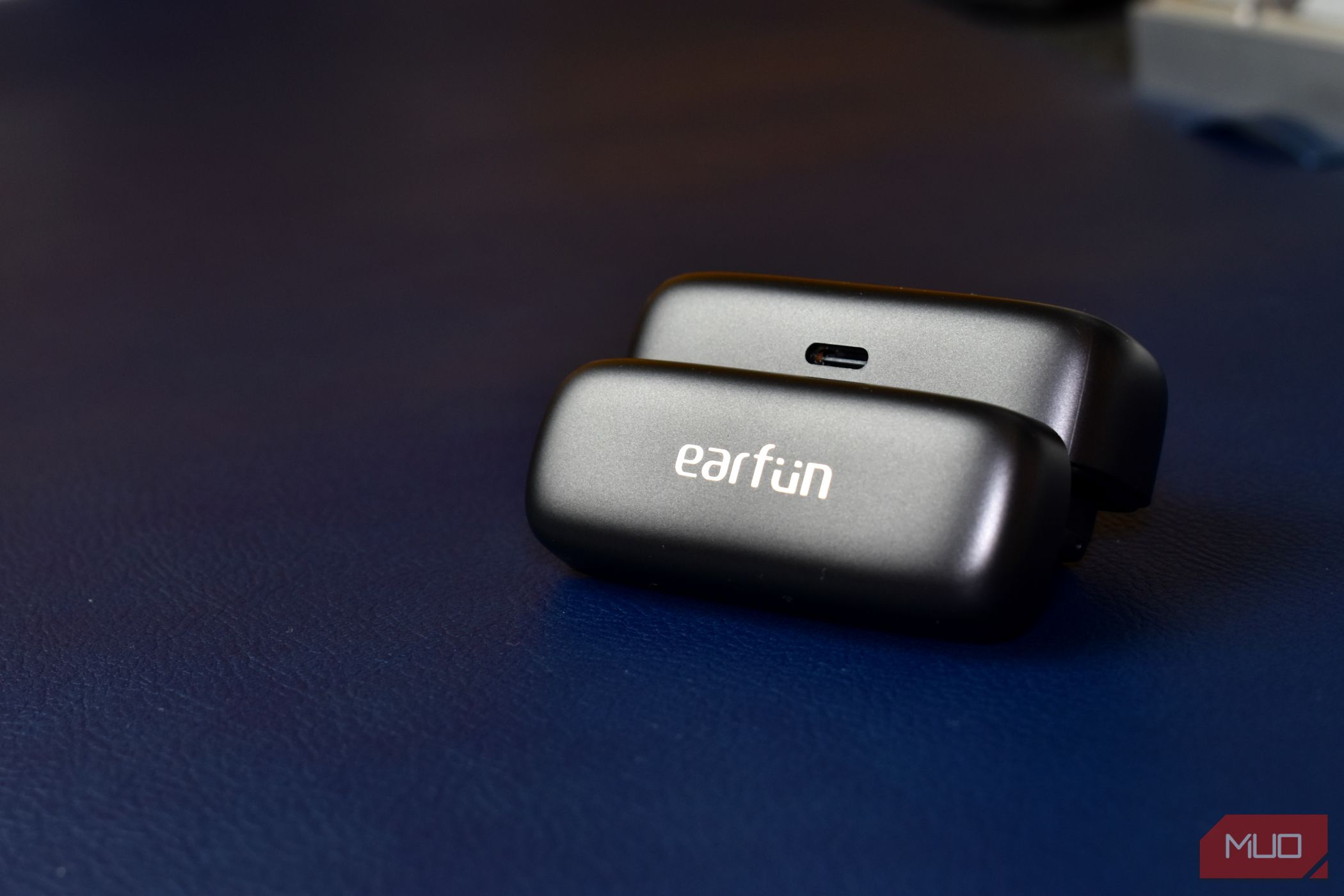 /vi/images/earfun-free-pro-3-earbuds-case-logo.jpg