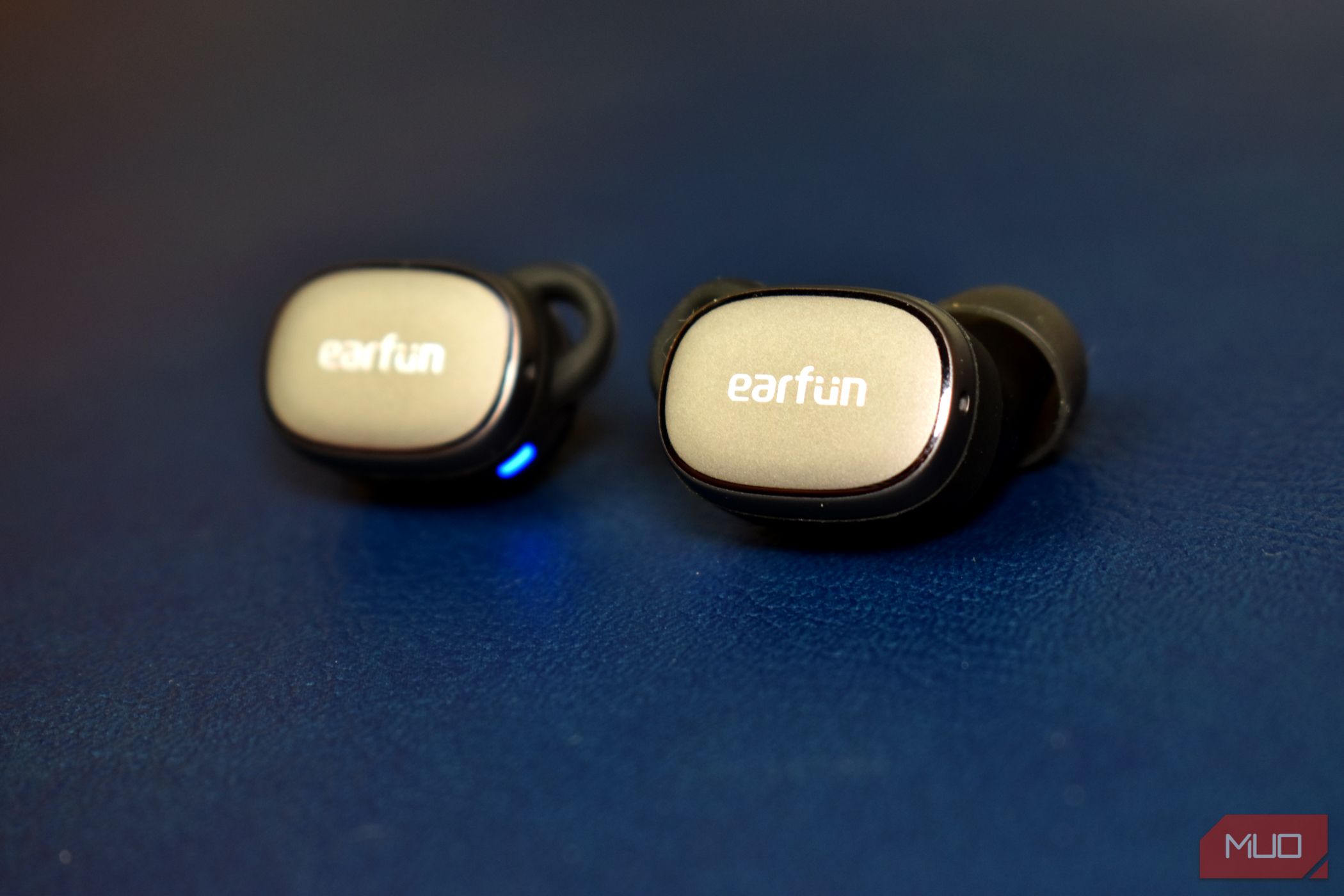 /vi/images/earfun-free-pro-3-earbuds-side-by-side-showing-logo.jpg