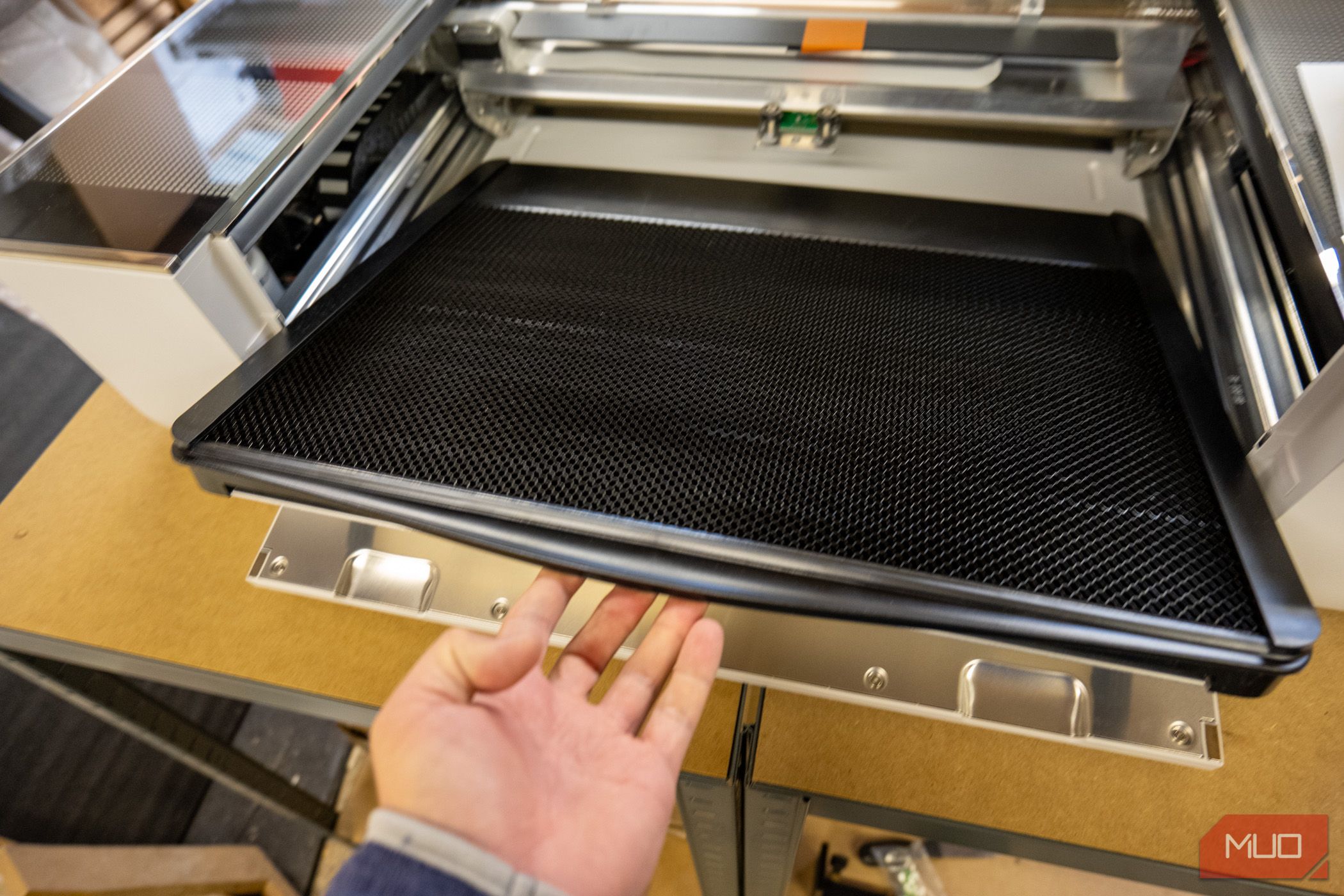 /vi/images/glowforge-pro-review-inserting-tray.jpg
