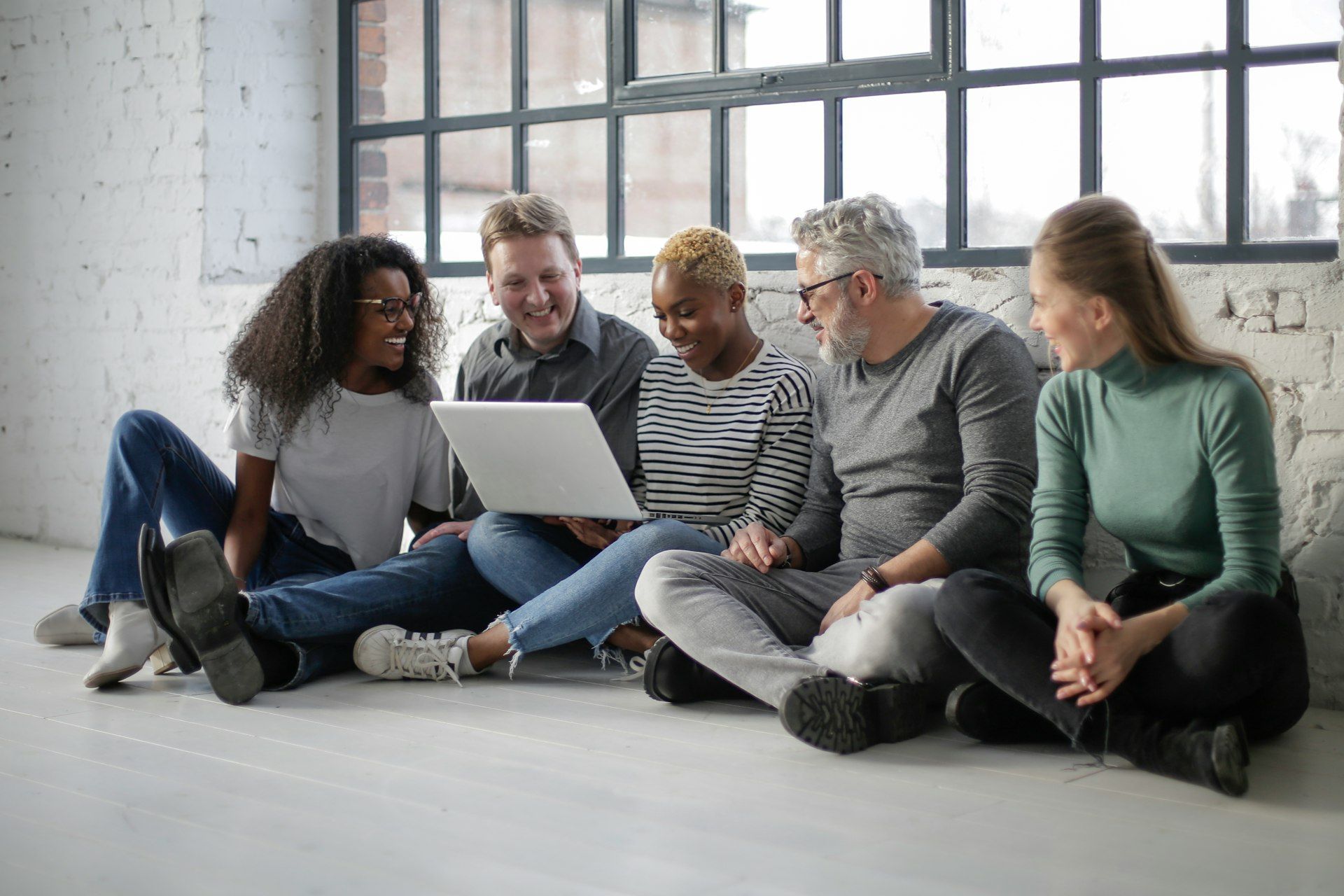 /vi/images/group-people-young-and-old-laptop.jpg /vi/images/group-people-young-and-old-laptop.jpg