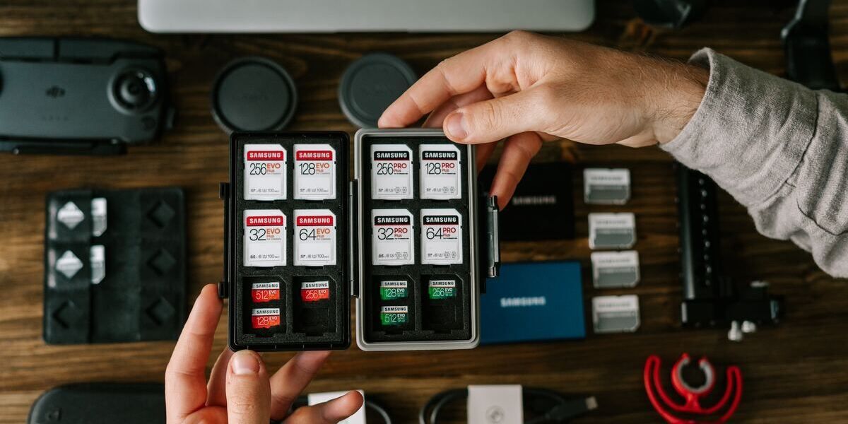 /vi/images/hands-holding-a-box-of-sd-cards.jpg /vi/images/hands-holding-a-box-of-sd-cards.jpg
