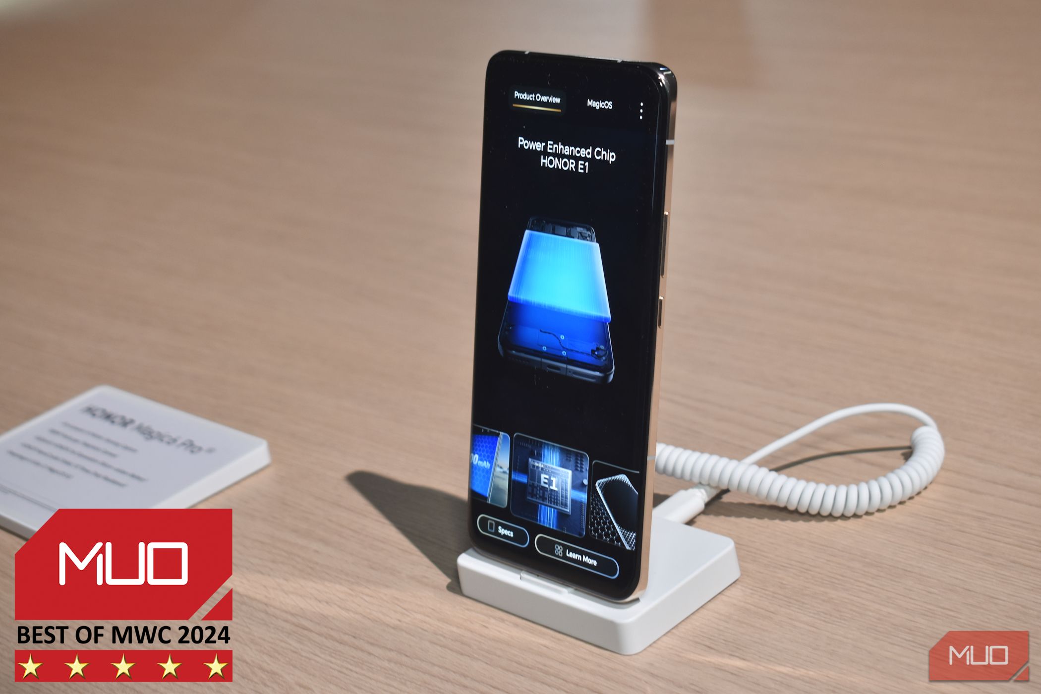 /vi/images/honor-magic-6-pro-on-stand-with-muo-mwc-2024-award.jpg