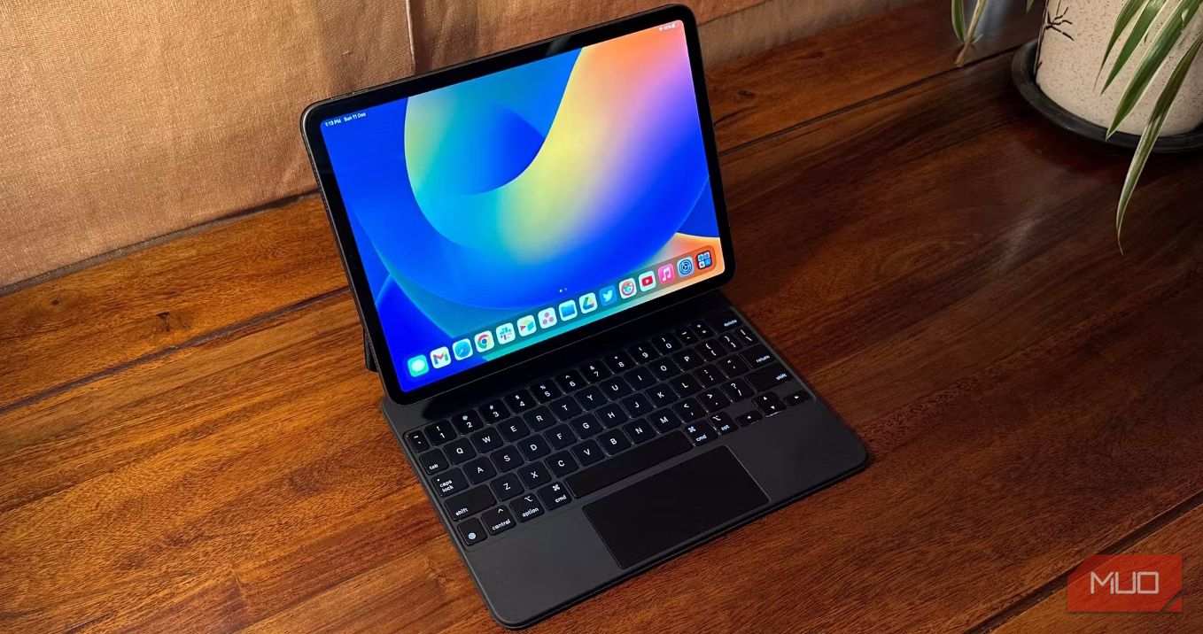 /vi/images/ipad-pro-connected-to-magic-keyboard-on-a-desk.jpg /vi/images/ipad-pro-connected-to-magic-keyboard-on-a-desk.jpg