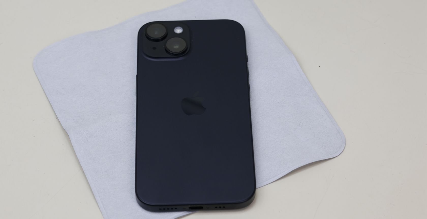 /vi/images/iphone-12-on-top-of-a-lint-free-cloth.jpg /vi/images/iphone-12-on-top-of-a-lint-free-cloth.jpg