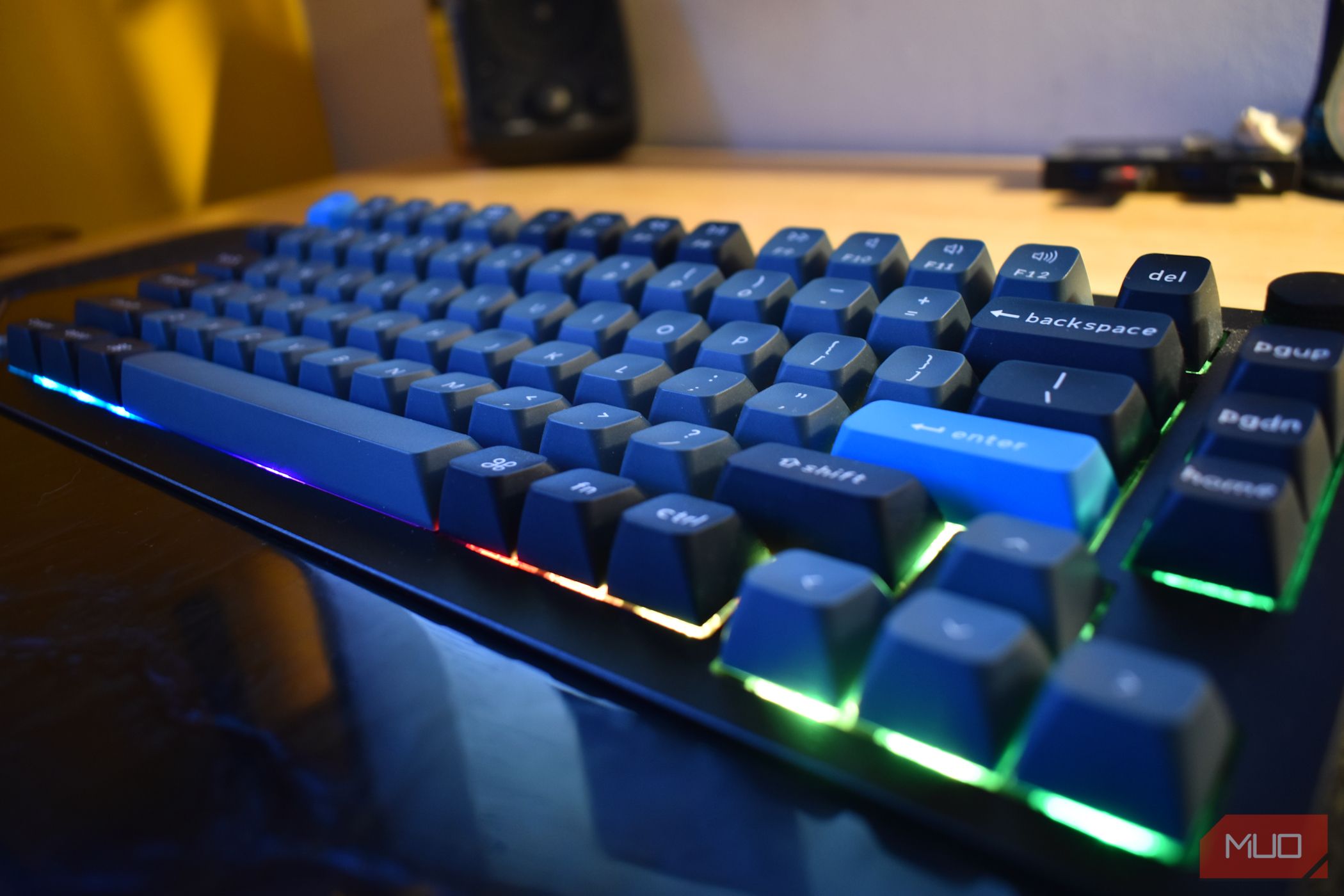/vi/images/keychron-q1-pro-on-desk-wide-view-rgb.jpg
