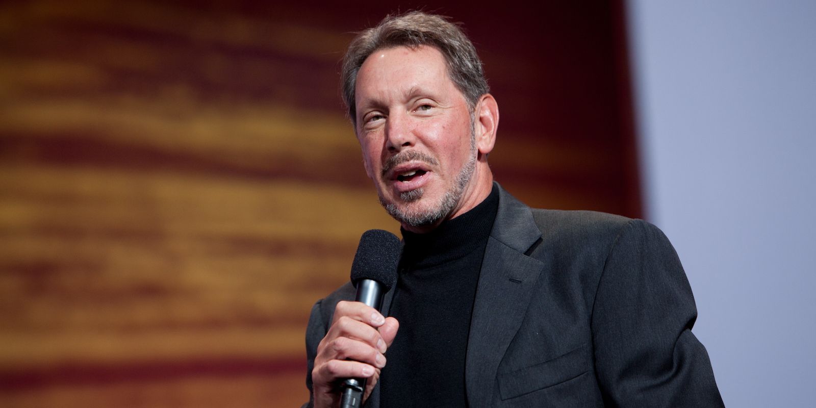 /vi/images/larry-ellison-speaking-at-event.jpg