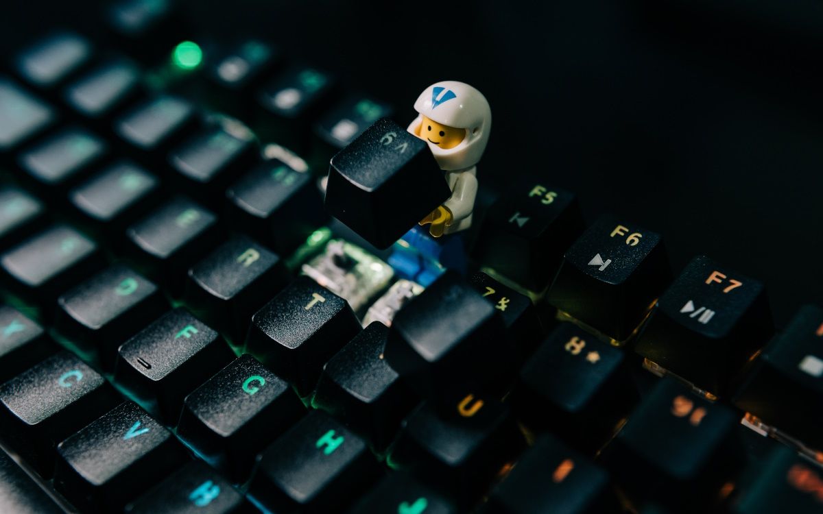 /vi/images/lego-figurine-messing-with-a-keyboard.jpg /vi/images/lego-figurine-messing-with-a-keyboard.jpg