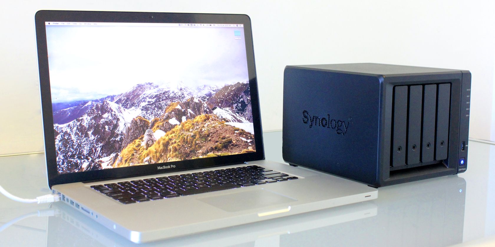 /vi/images/macbook-pro-on-table-with-synology-nas.jpg /vi/images/macbook-pro-on-table-with-synology-nas.jpg