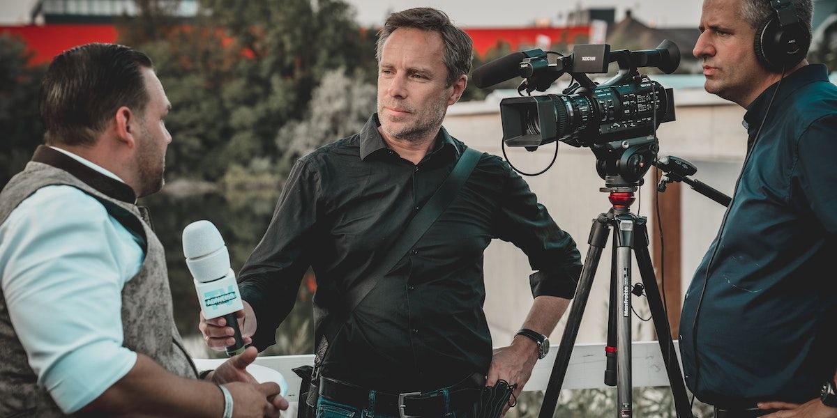 /vi/images/man-holding-microphone-while-talking-to-another-man.jpg /vi/images/man-holding-microphone-while-talking-to-another-man.jpg