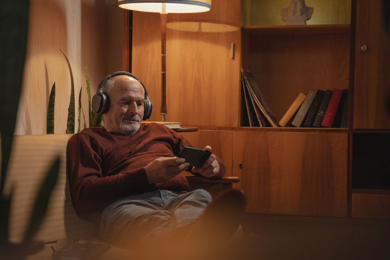 /vi/images/man-sitting-reading-smartphone-with-headphones.jpg /vi/images/man-sitting-reading-smartphone-with-headphones.jpg