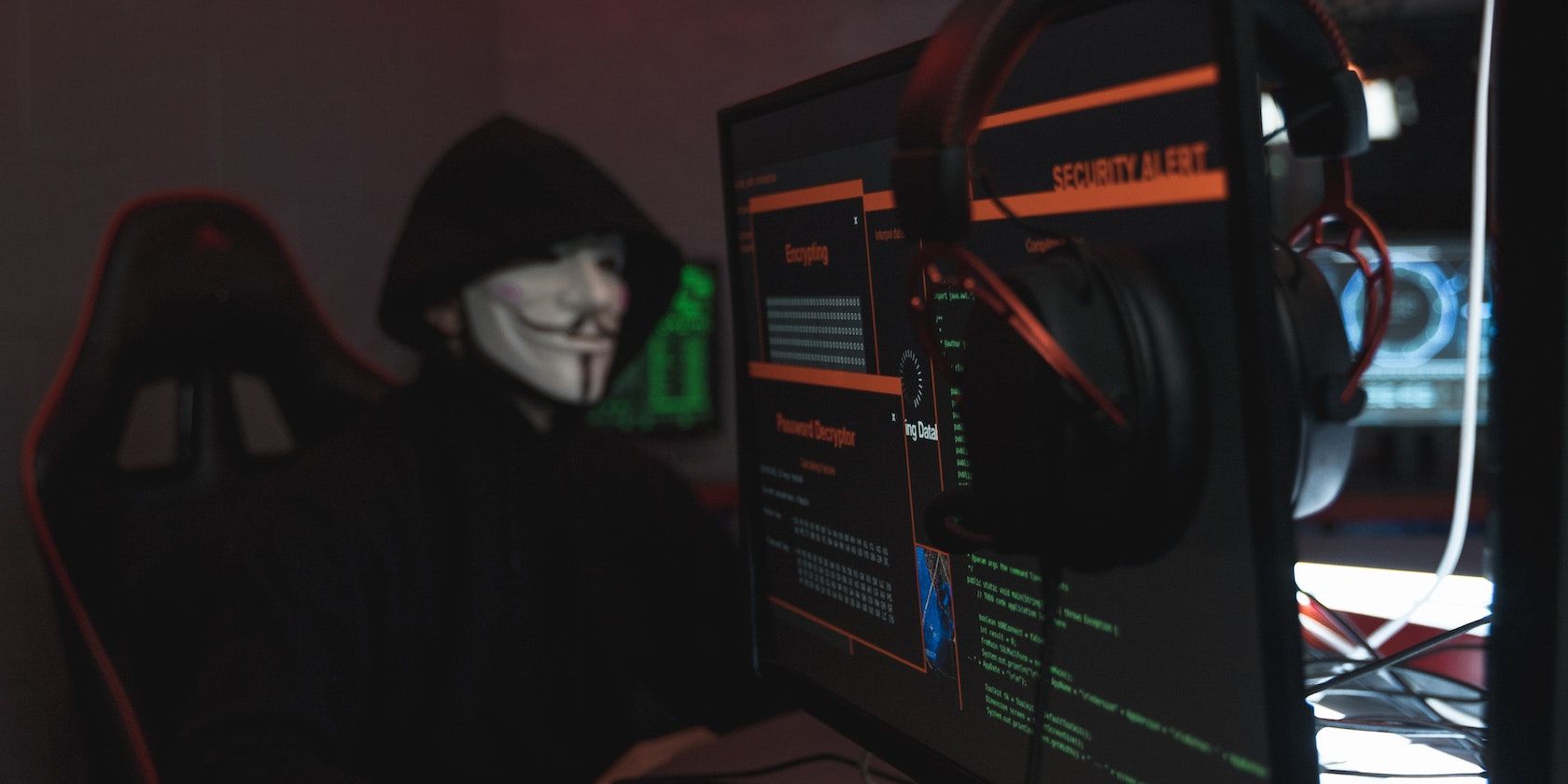 /vi/images/masked-ma-i-front-of-laptop-screen.jpg /vi/images/masked-ma-i-front-of-laptop-screen.jpg