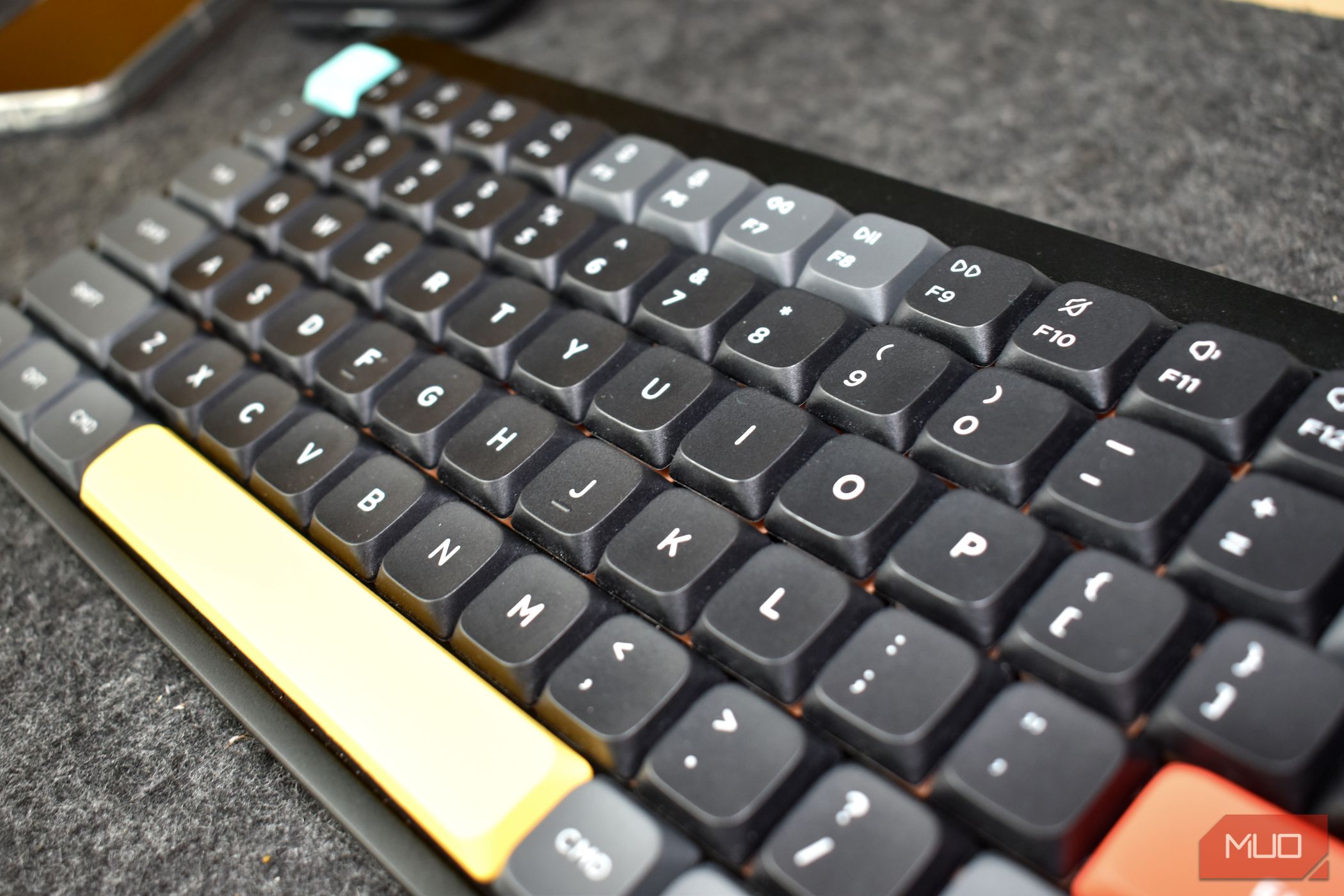 /vi/images/nuphy-air75-v2-on-desk-side-long-view.jpg /vi/images/nuphy-air75-v2-on-desk-side-long-view.jpg