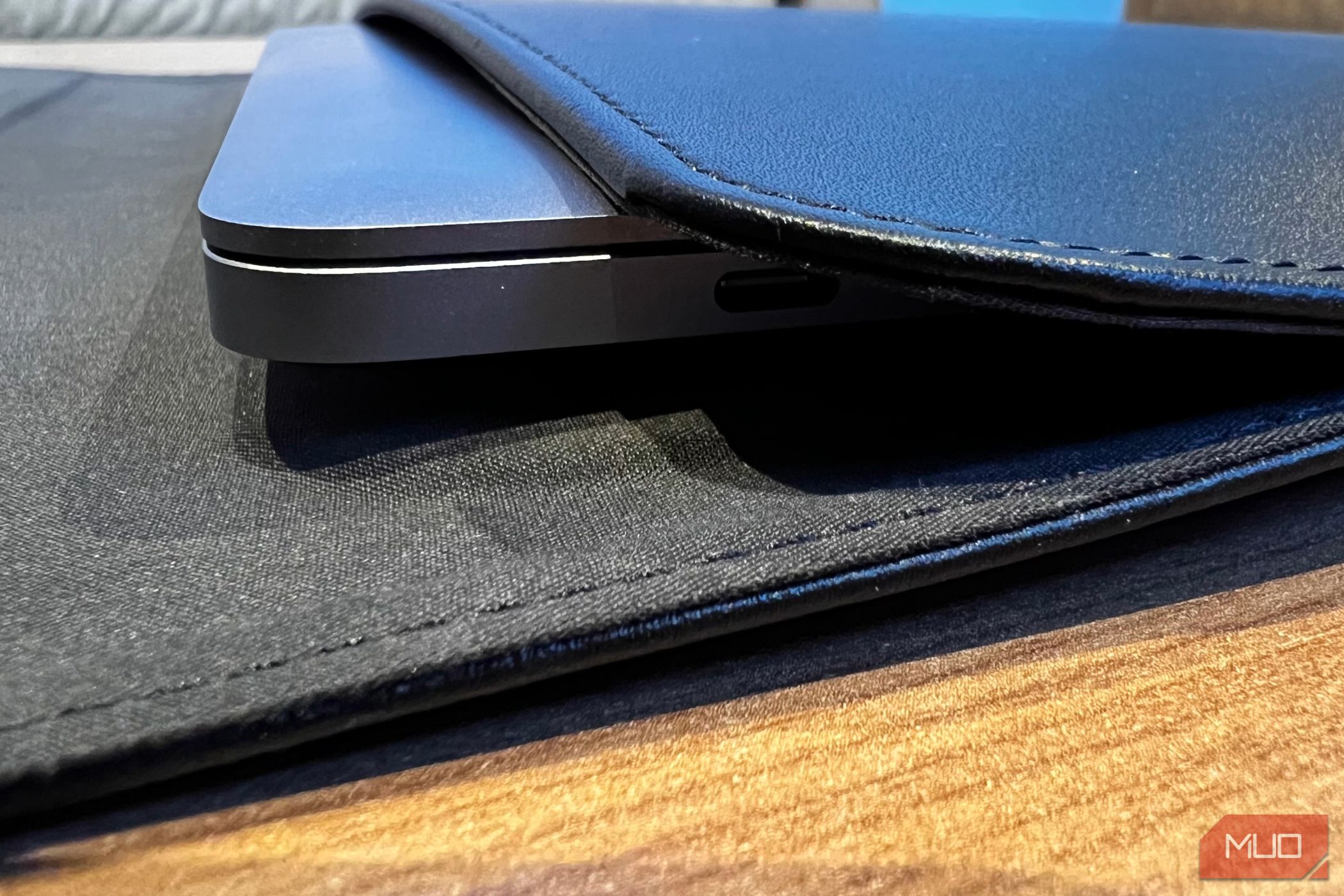 /vi/images/orbitkey-hybrid-laptop-sleeve-port-access.jpg