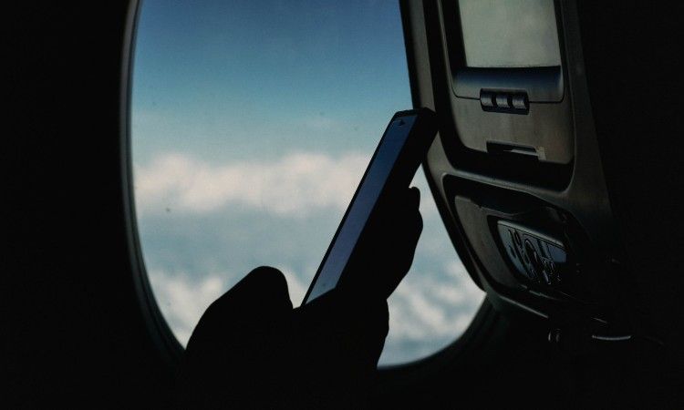 /vi/images/passenger-using-phone-in-flight.jpg