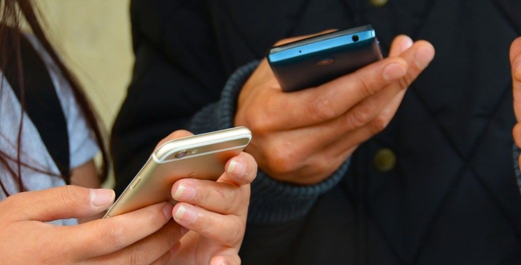 /vi/images/people-on-phones.jpg /vi/images/people-on-phones.jpg