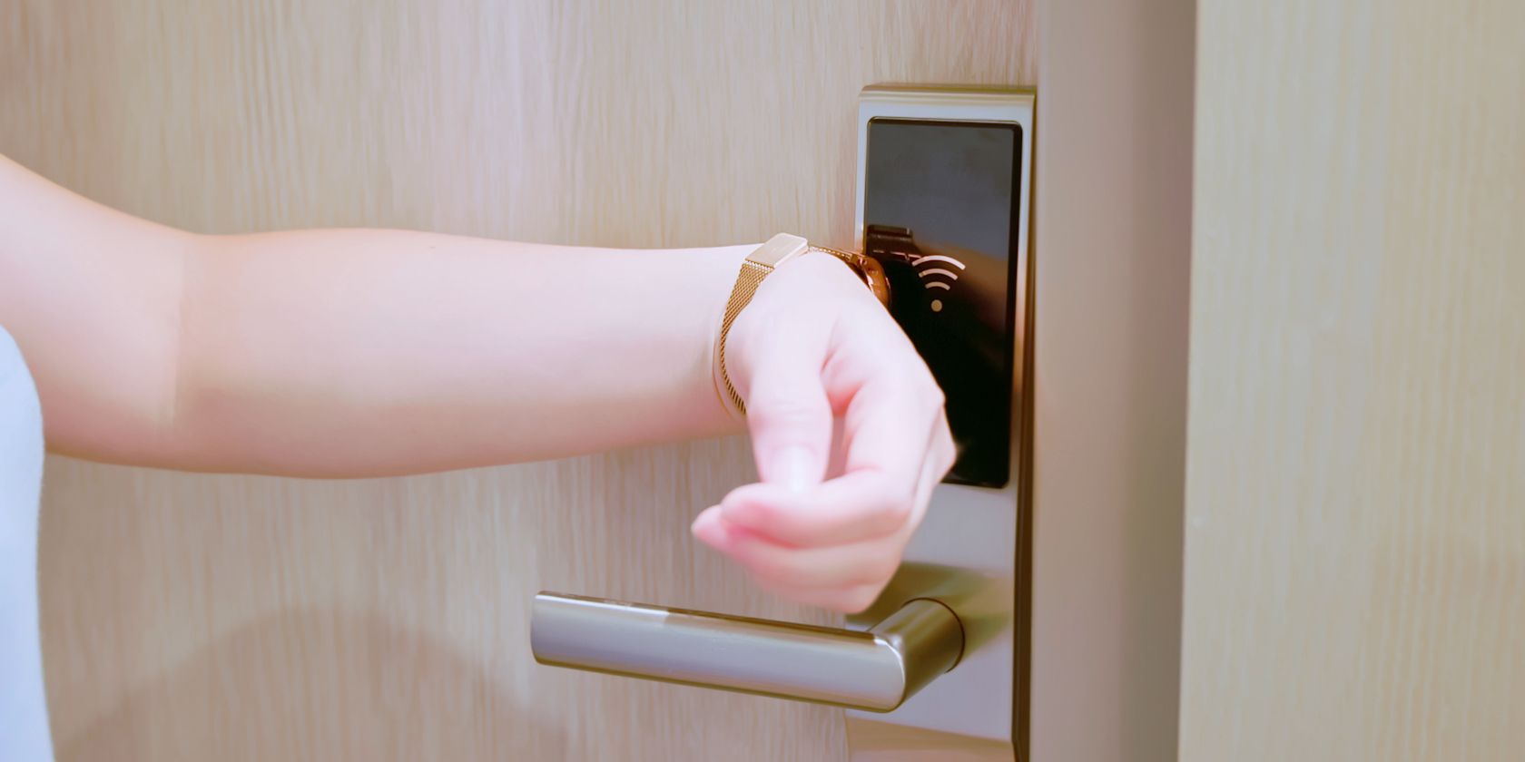/vi/images/person-using-smartwatch-nfc-to-unlock-door.jpg
