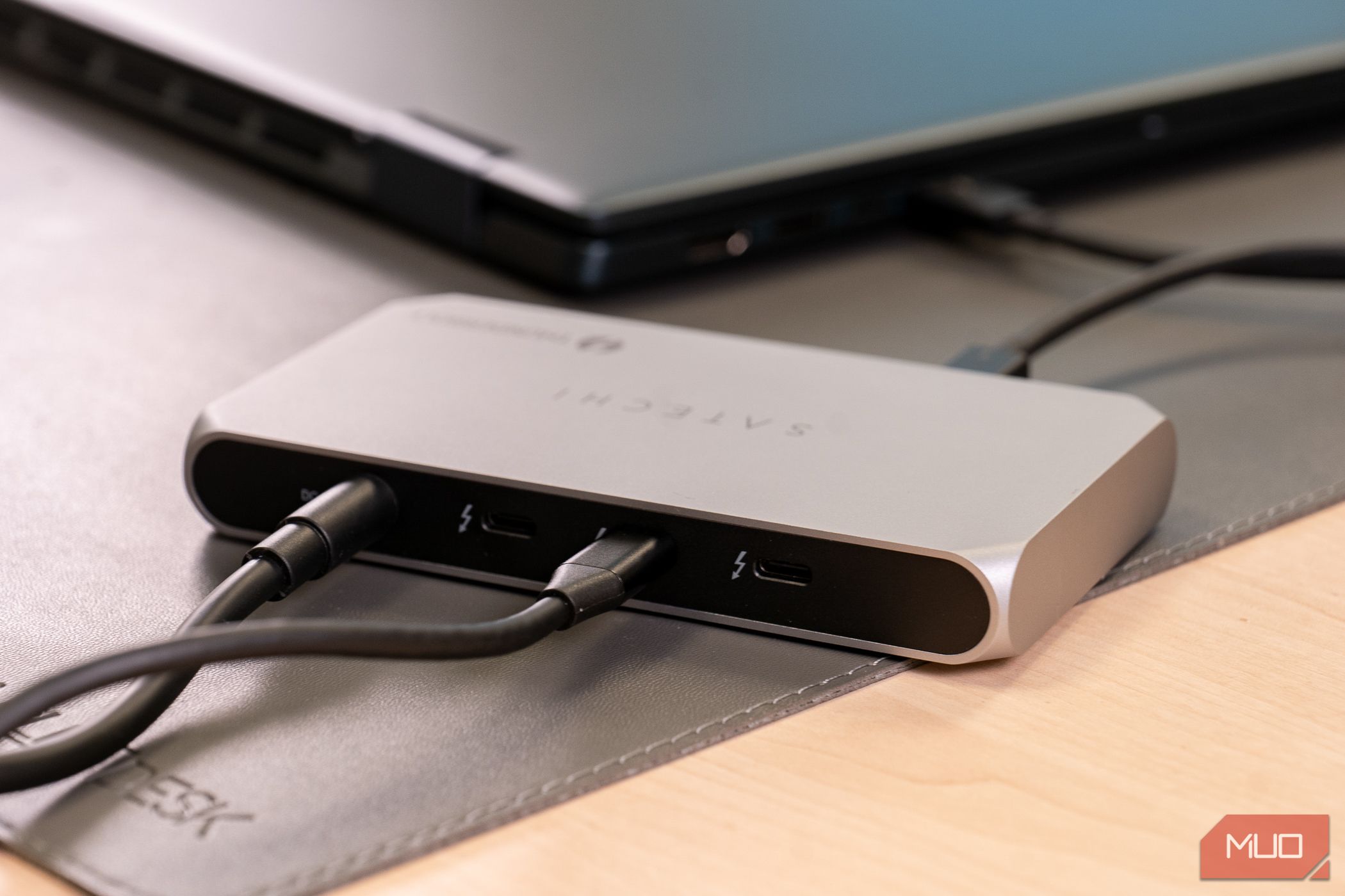/vi/images/satechi-thunderbolt-4-slim-hub-pro-on-desk.jpg