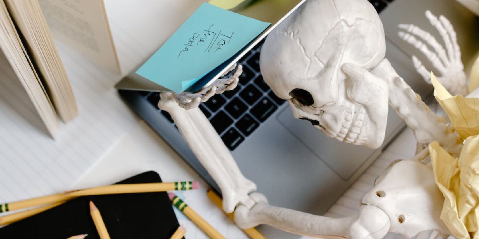 /vi/images/skeleton-hunched-over-messy-desk.jpg