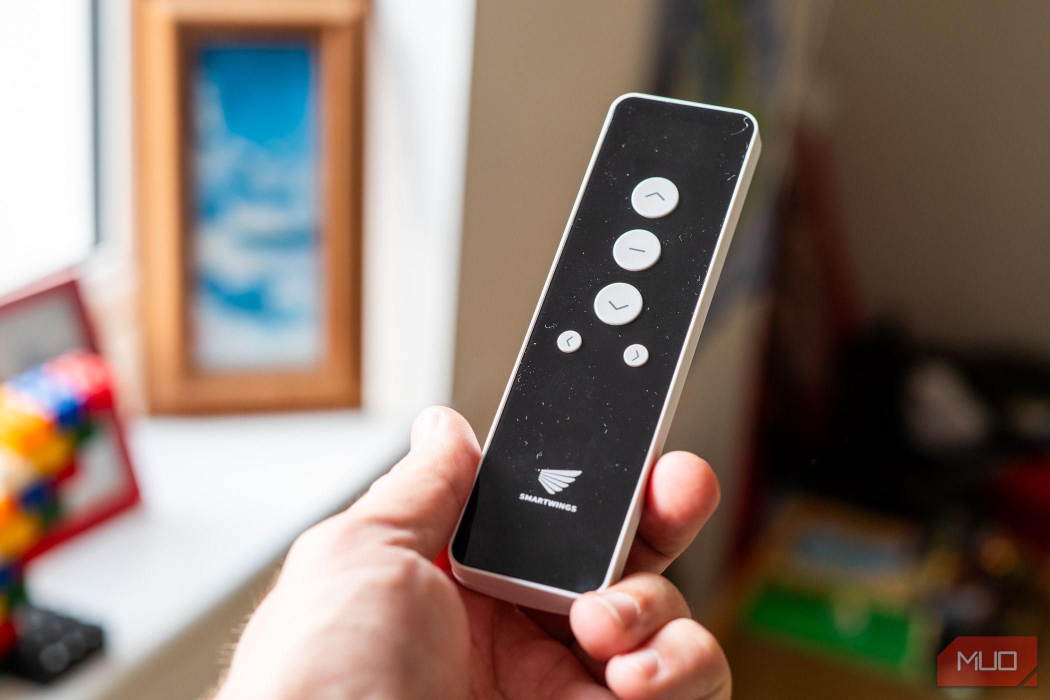 /vi/images/smartwings-matter-shade-review-remote-control.jpg