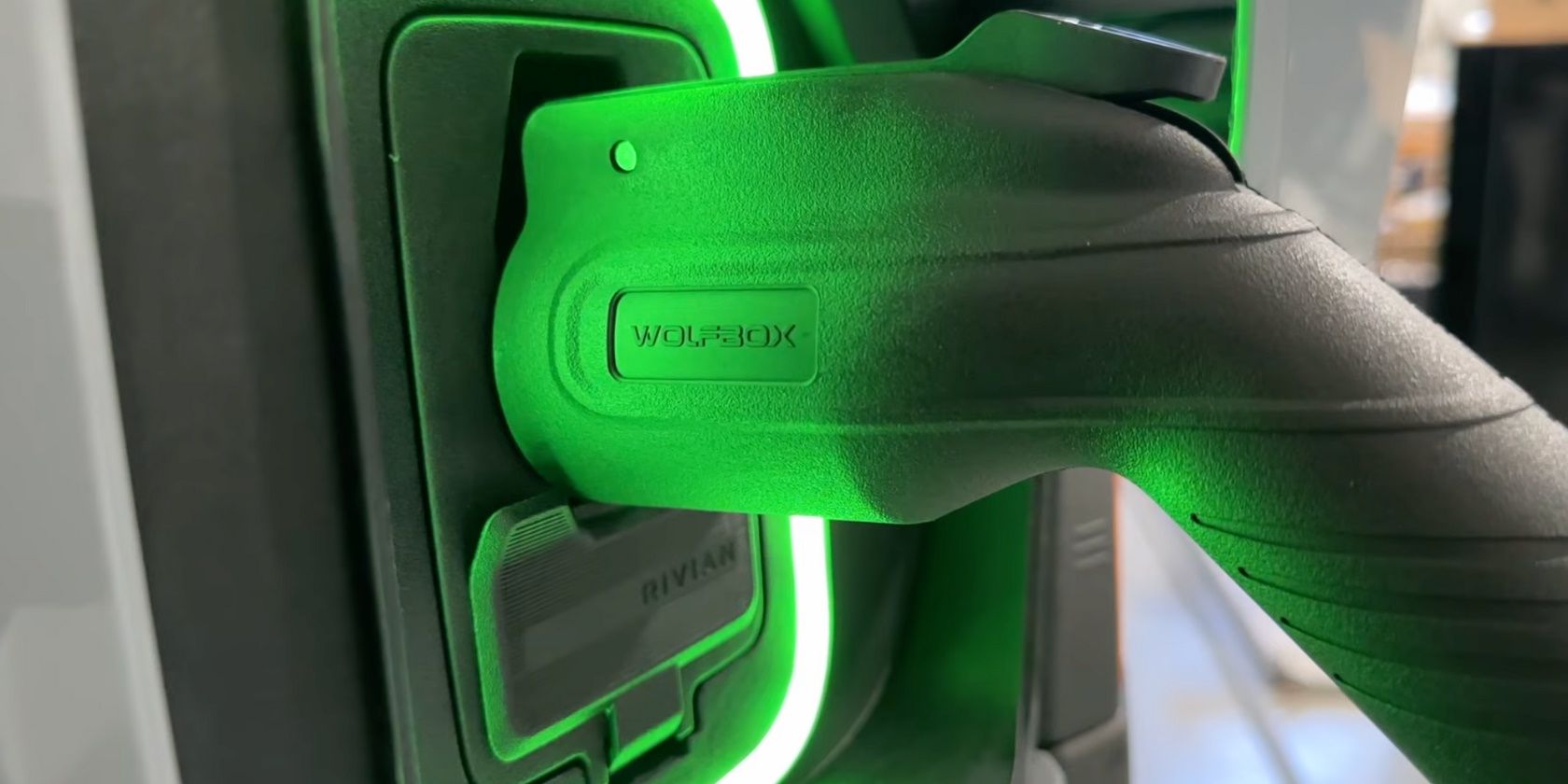 /vi/images/wolfbox-plugged-in.jpg /vi/images/wolfbox-plugged-in.jpg