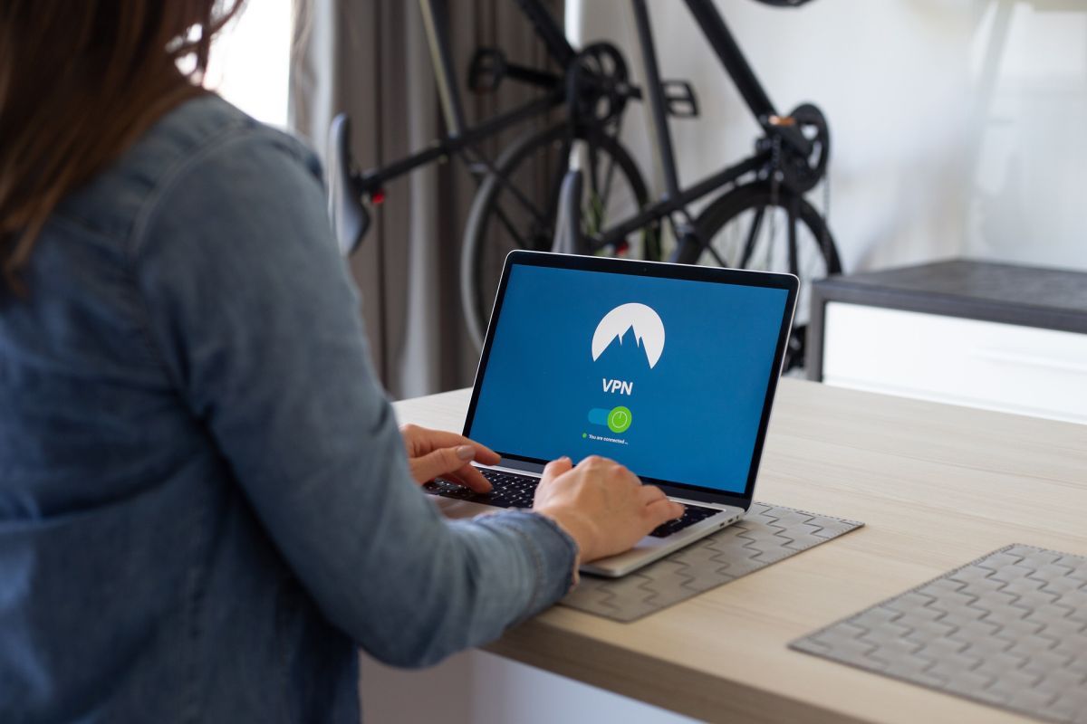 /vi/images/woman-on-laptop-with-VPN.jpg /vi/images/woman-on-laptop-with-VPN.jpg