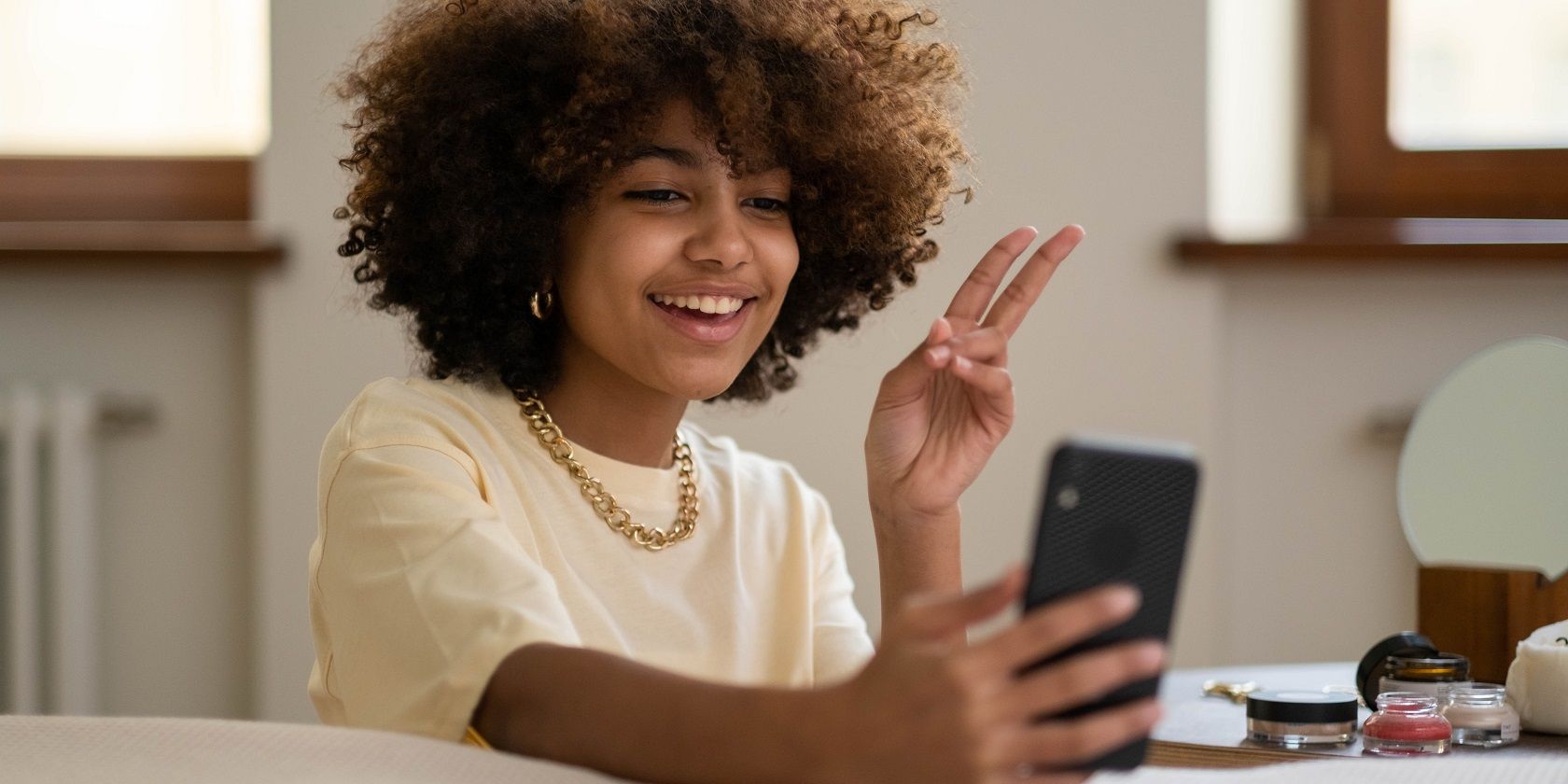 /vi/images/woman-taking-a-selfie.jpg /vi/images/woman-taking-a-selfie.jpg