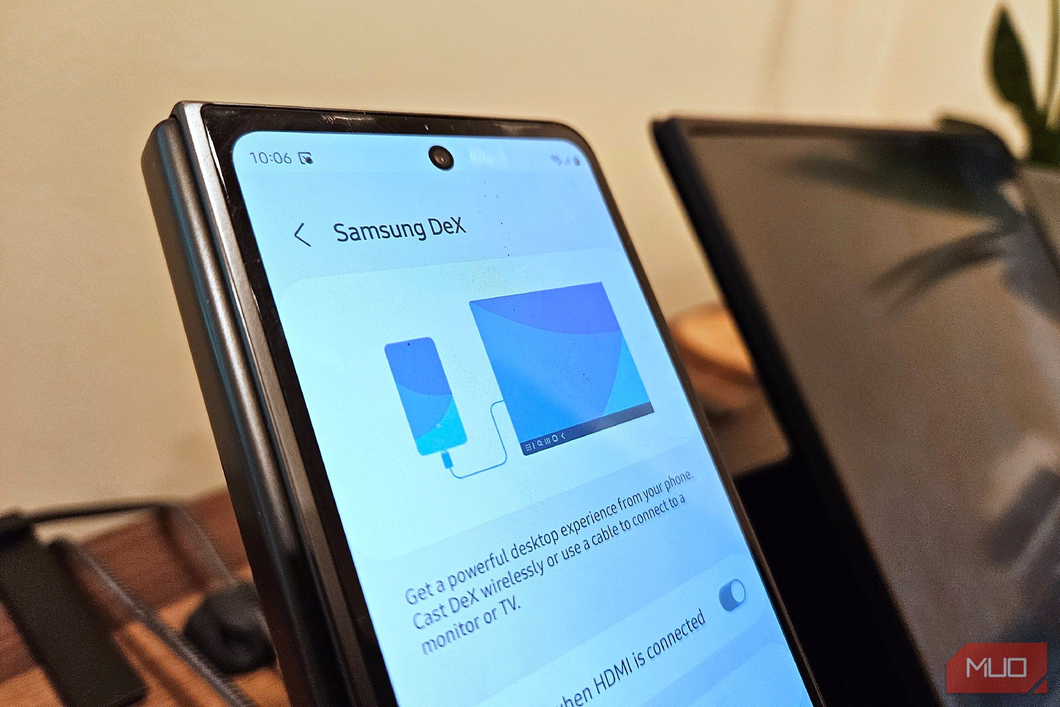 삼성 덱(samsung dex)을 사용하여 galaxy z fold 5를 모니터에 연결한 모습